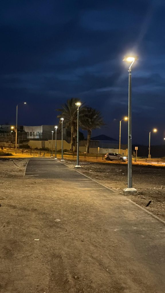 תאורת כבישים סולארית